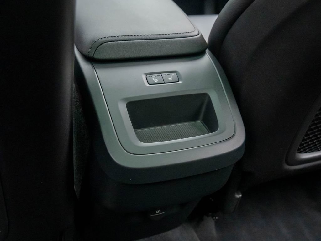 Used 2025 Volvo XC60 B5 Plus image 17