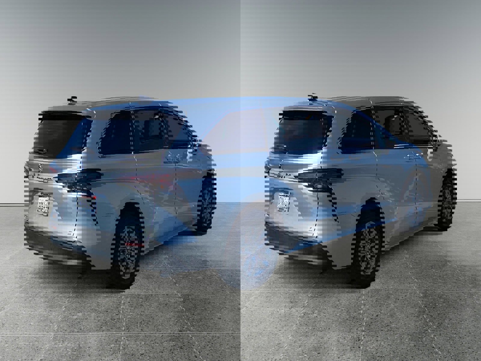 Used 2025 Toyota Sienna LE image 5