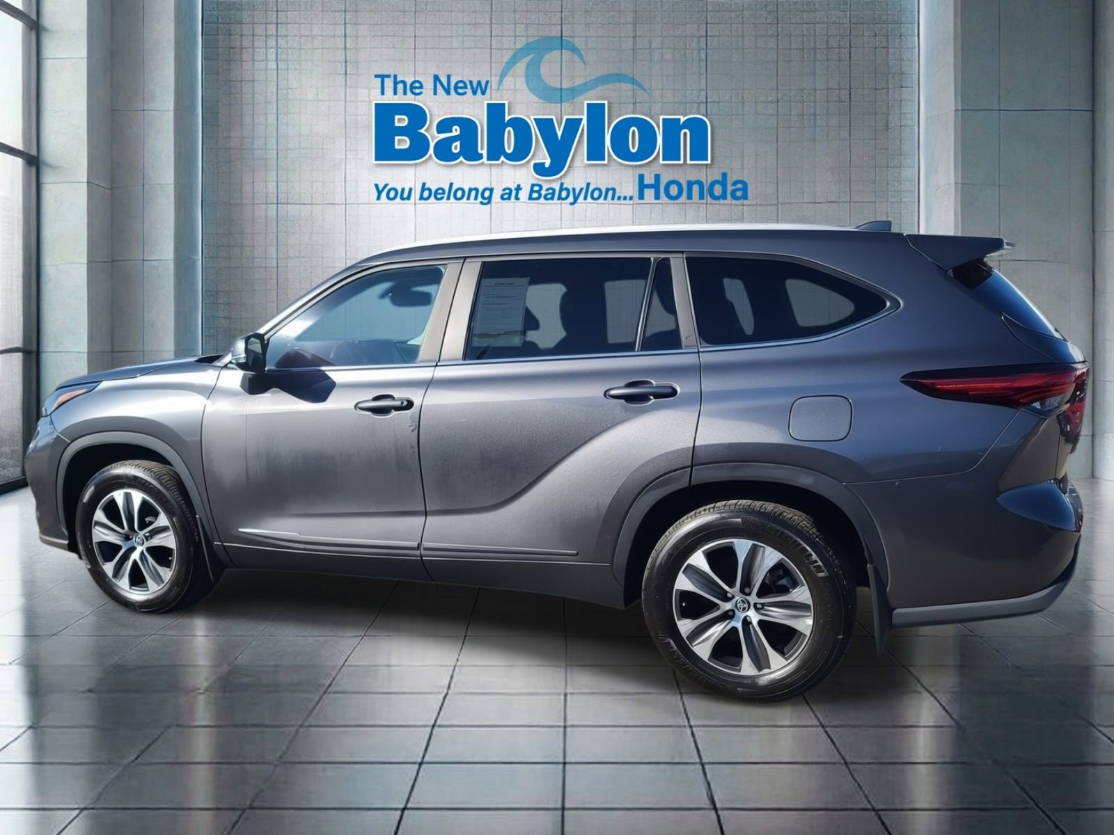 Used 2023 Toyota Highlander XLE image 2