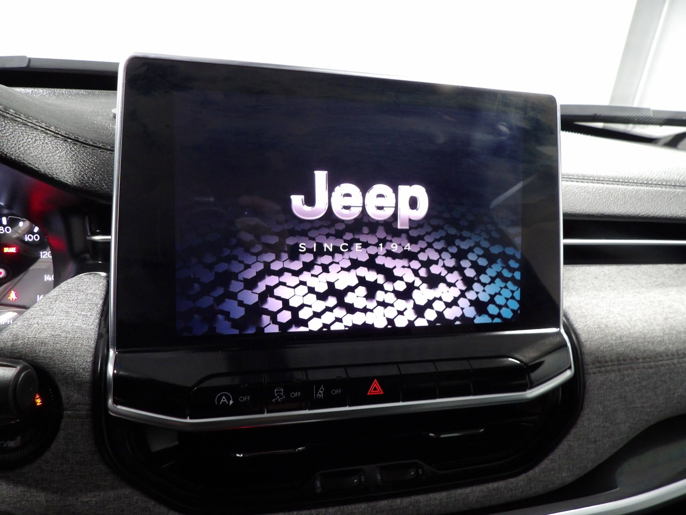 Used 2024 Jeep Compass Latitude AWD/4WD image 9