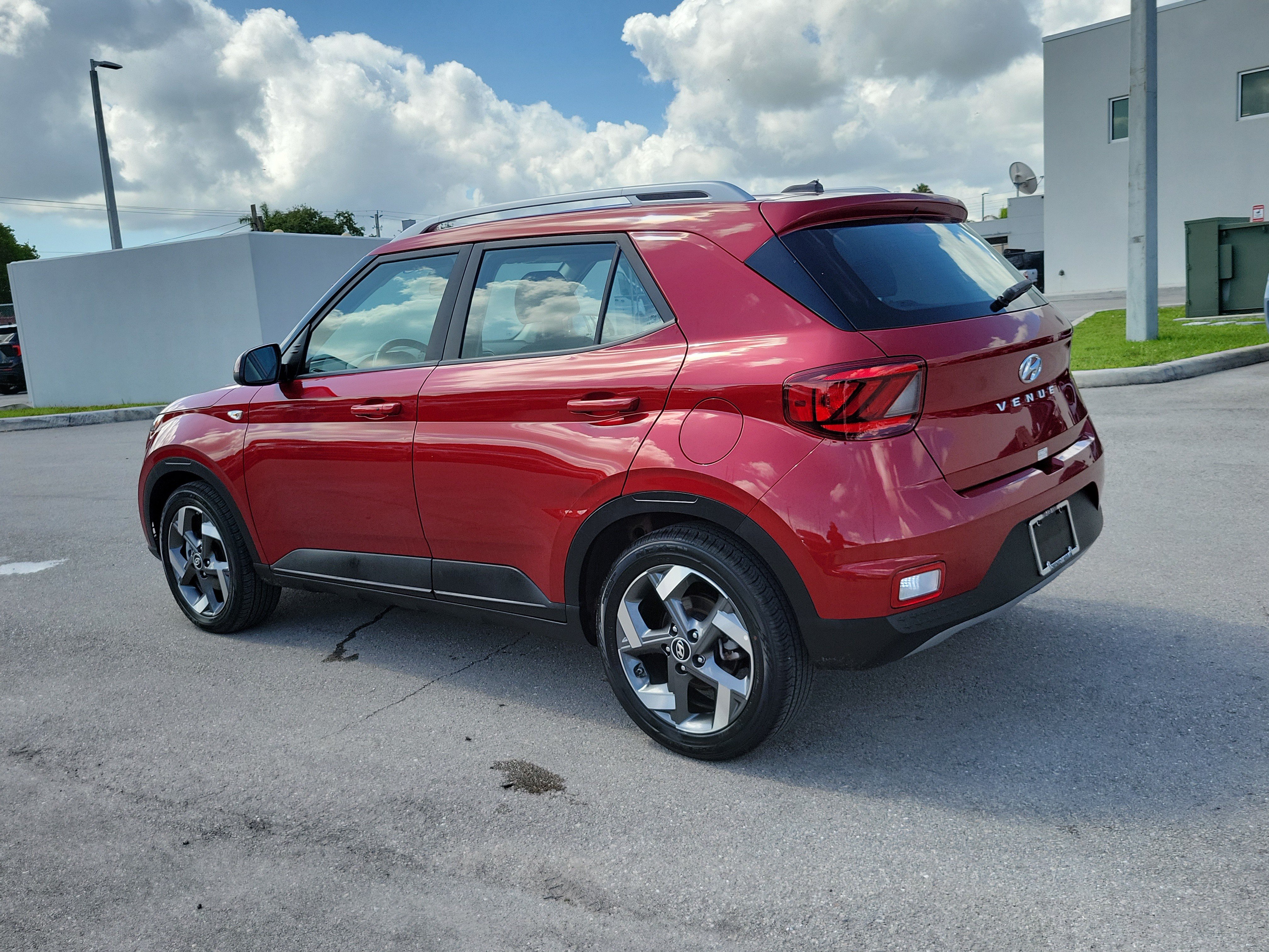 Used 2025 Hyundai Venue SEL FWD image 7