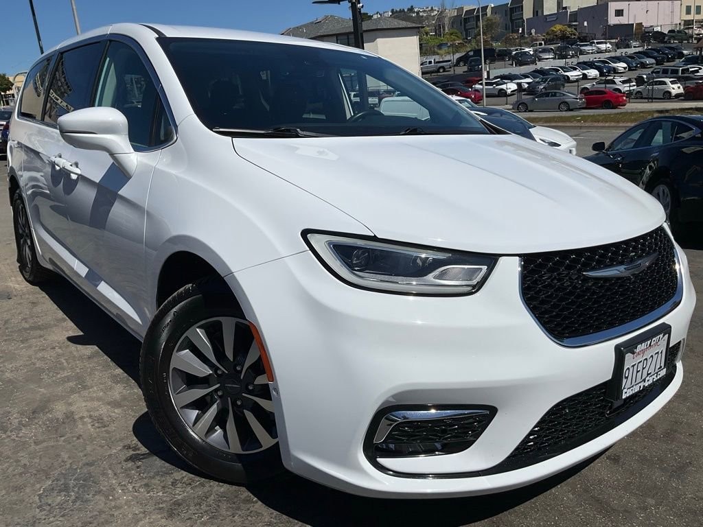 Used 2022 Chrysler Pacifica Touring-L w/ Uconnect Theater Family Group image 1