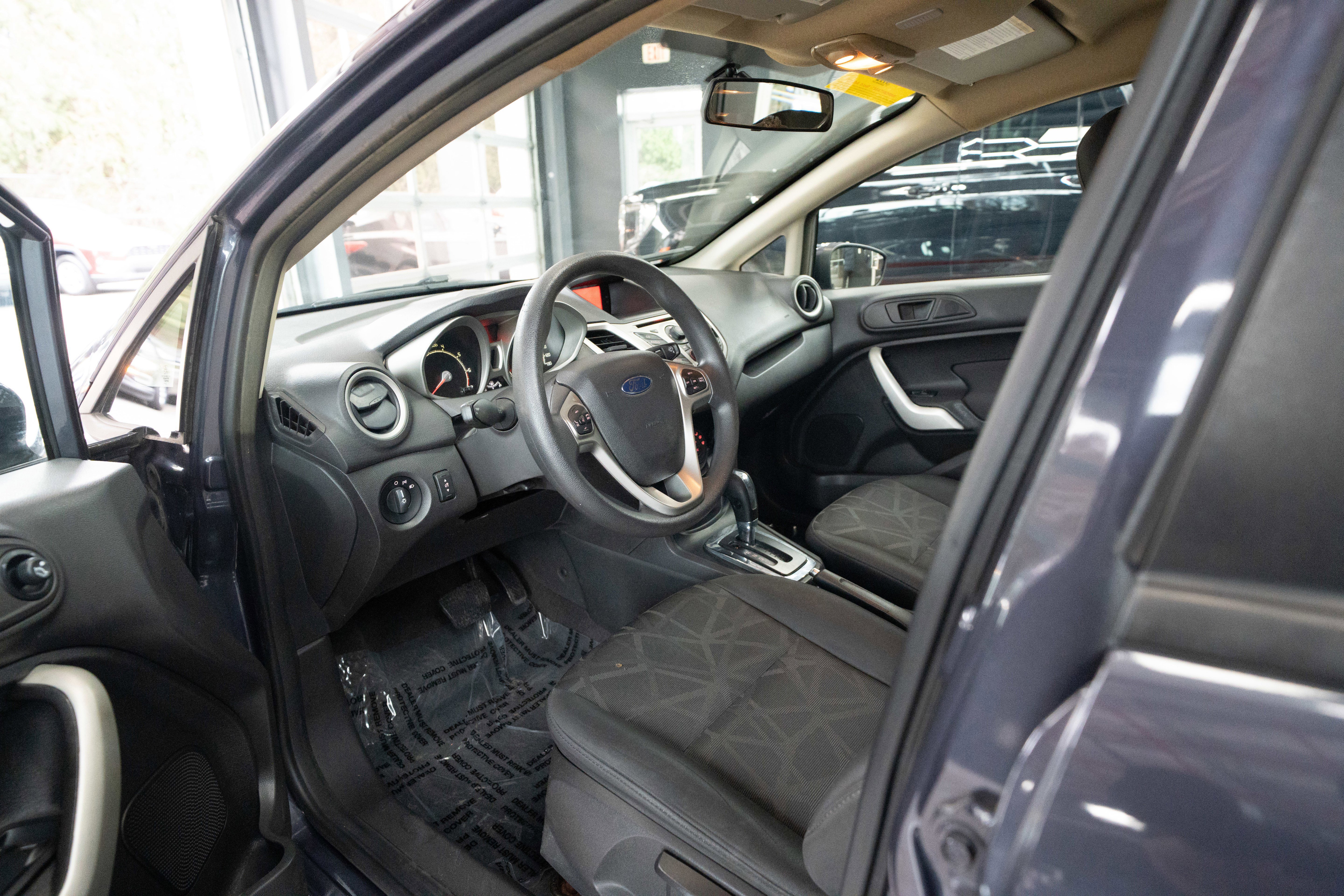 Used 2012 Ford Fiesta SE image 8