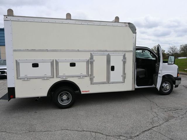 Used 2022 Chevrolet Express 3500 w/ Power Convenience Package image 2