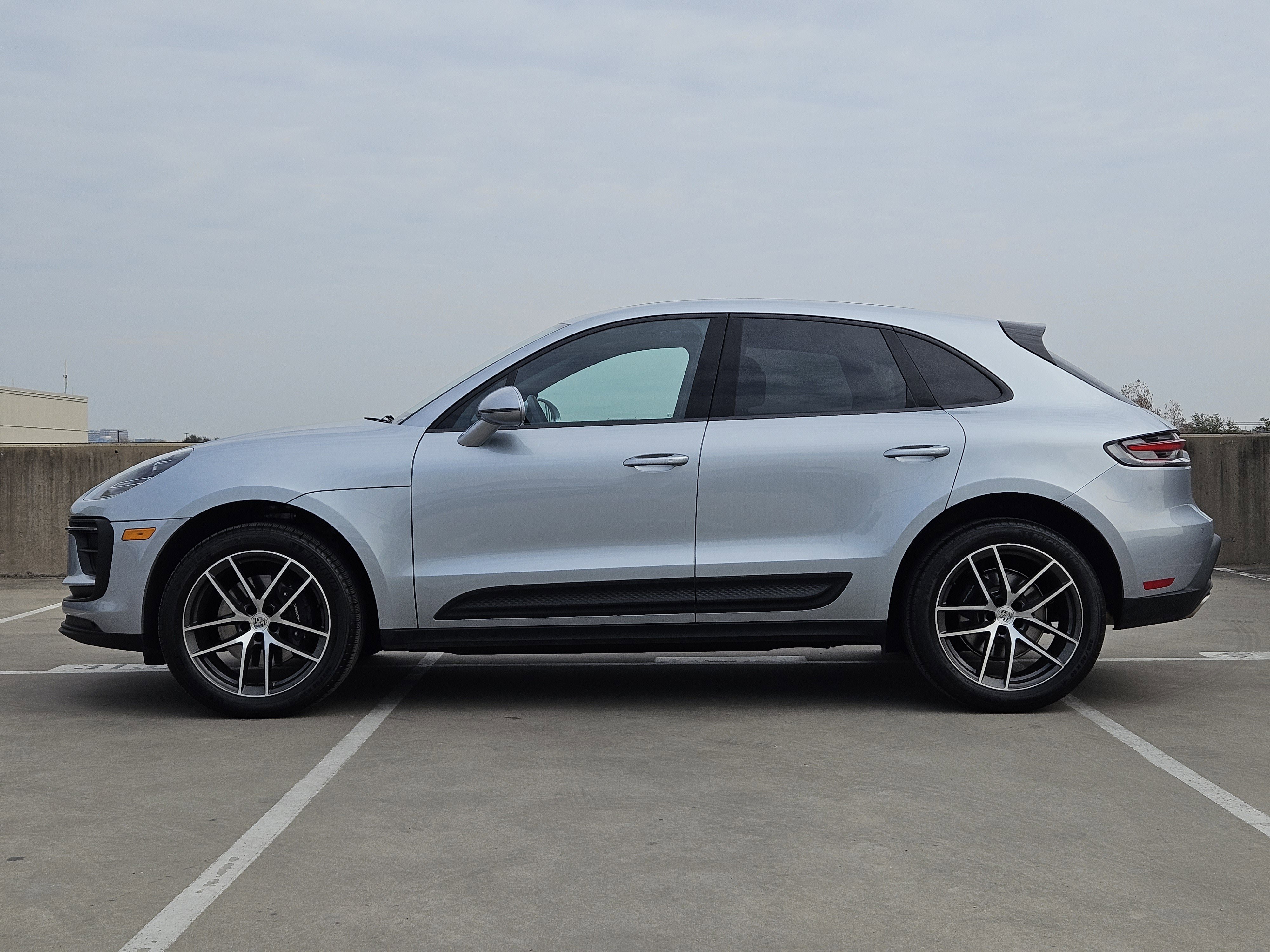 Certified 2025 Porsche Macan image 2