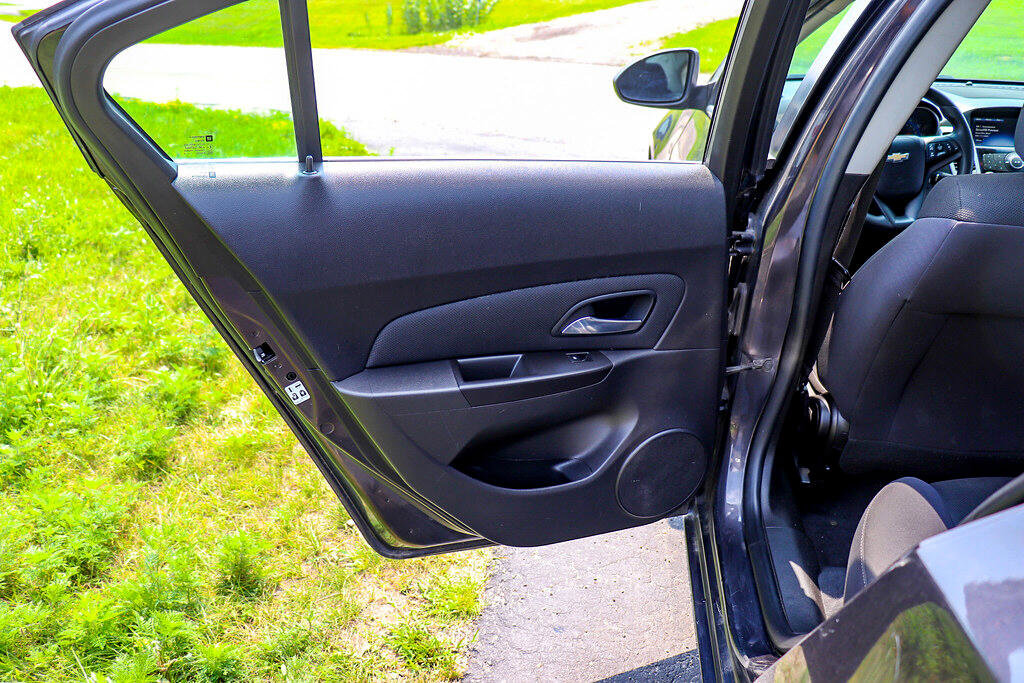 Used 2015 Chevrolet Cruze LT w/ Technology Package image 29