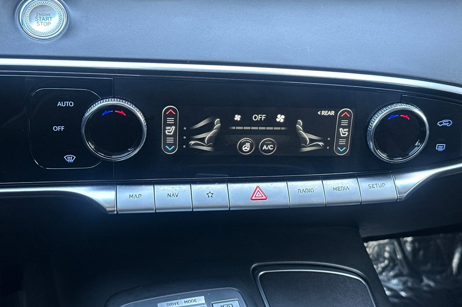 Used 2023 Genesis GV70 2.5T w/ Select Package image 12