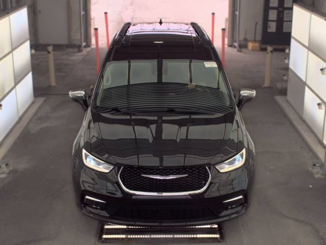 Used 2023 Chrysler Pacifica Limited FWD image 11