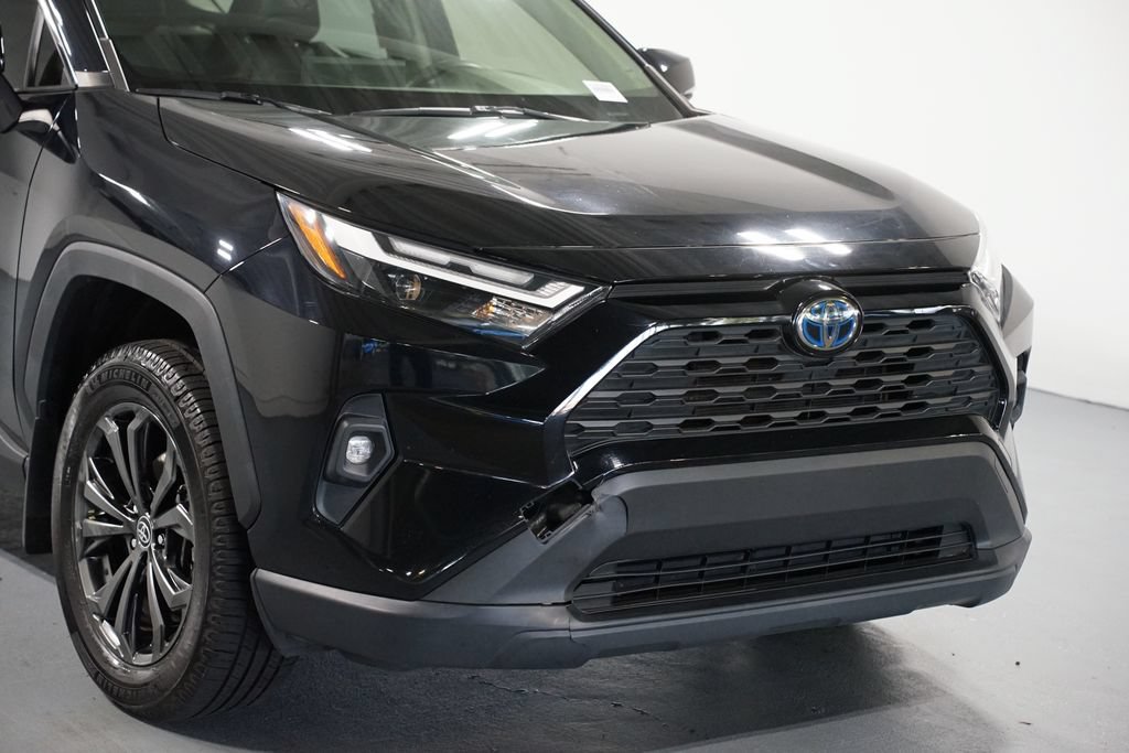 Used 2022 Toyota RAV4 XLE Premium AWD/4WD image 4