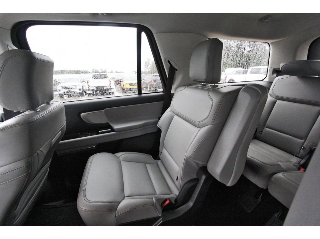 Used 2025 Ford Expedition Active RWD image 14