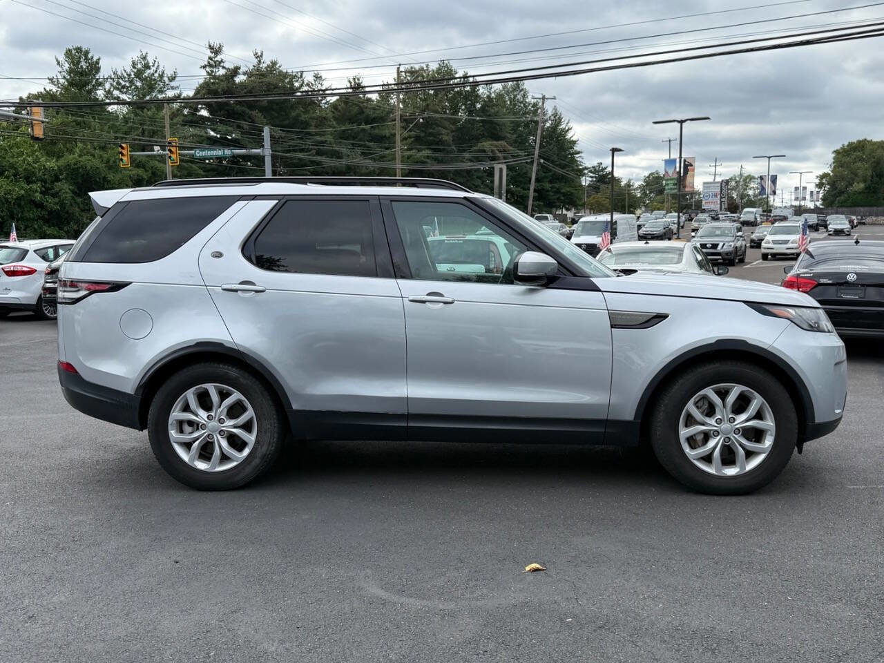 Used 2018 Land Rover Discovery SE image 6