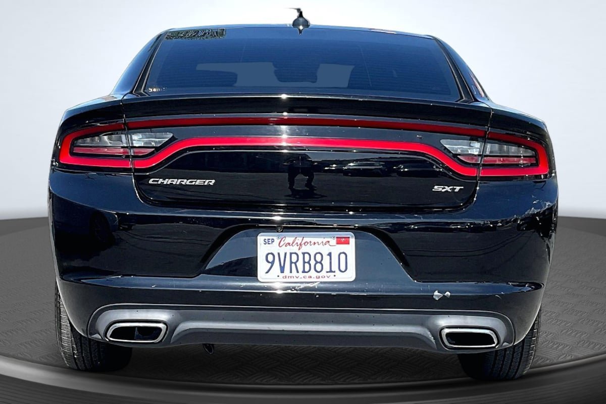 Used 2017 Dodge Charger SXT image 4