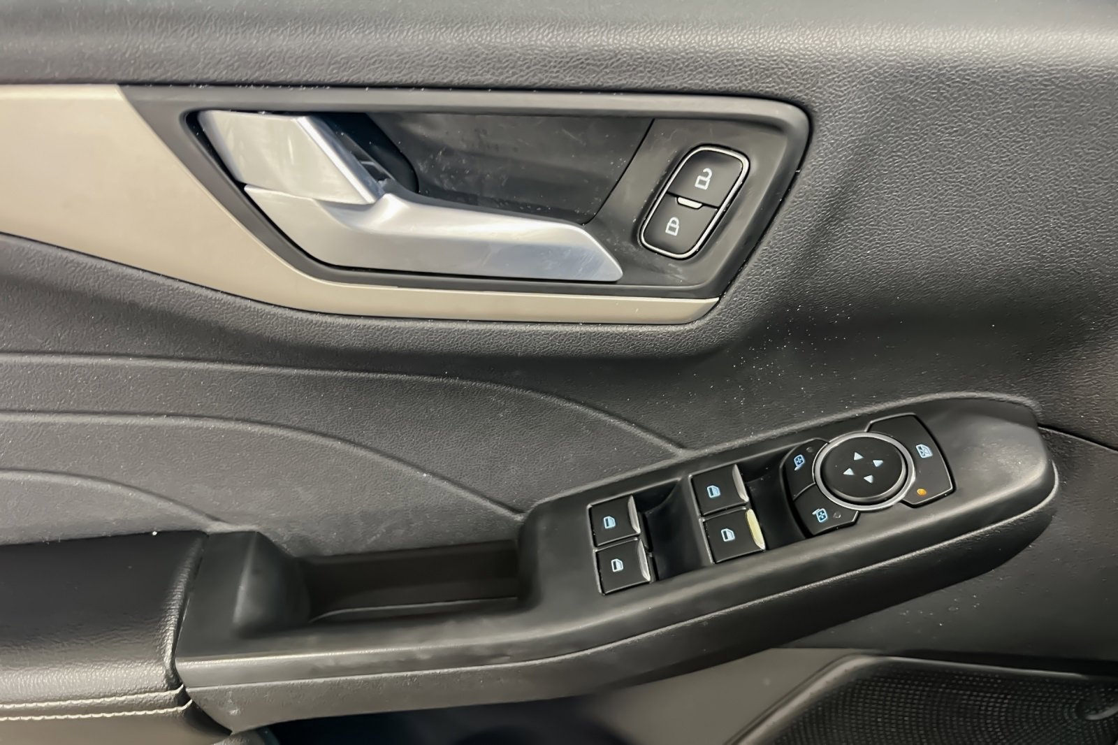 Used 2022 Ford Escape SEL image 11