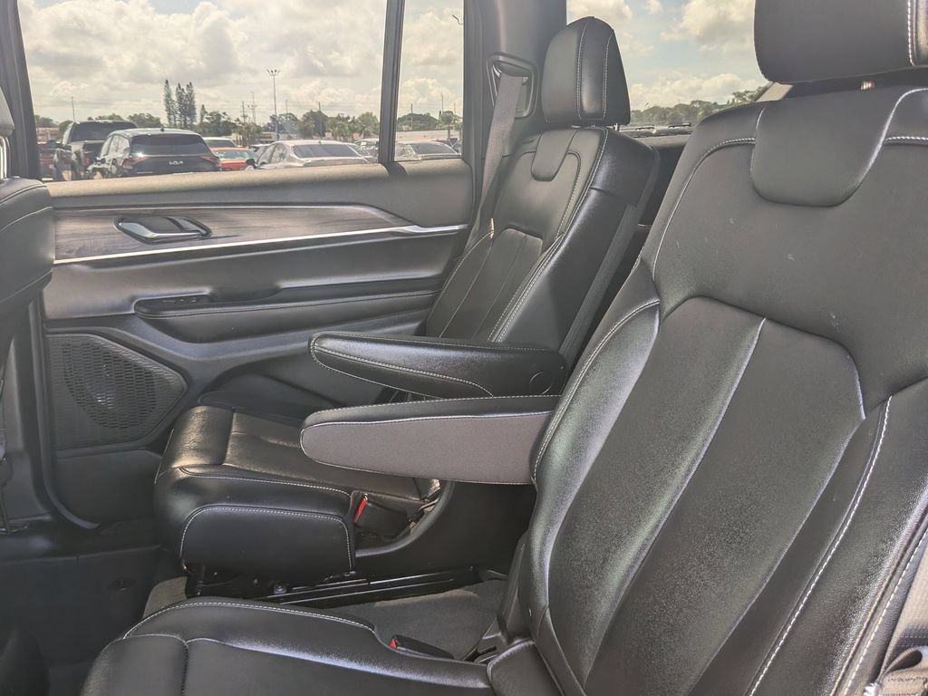 Used 2025 Jeep Grand Cherokee L Limited w/ Black Appearance Package RWD image 20