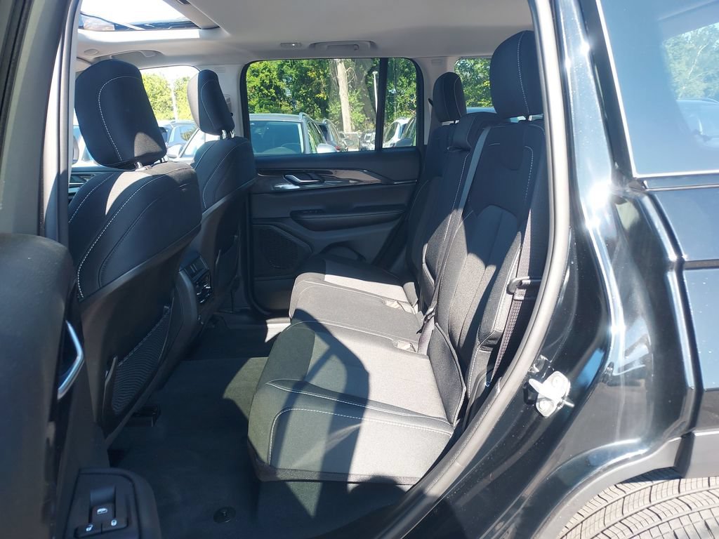 Used 2023 Jeep Grand Cherokee Laredo w/ Luxury Tech Group I AWD/4WD image 29