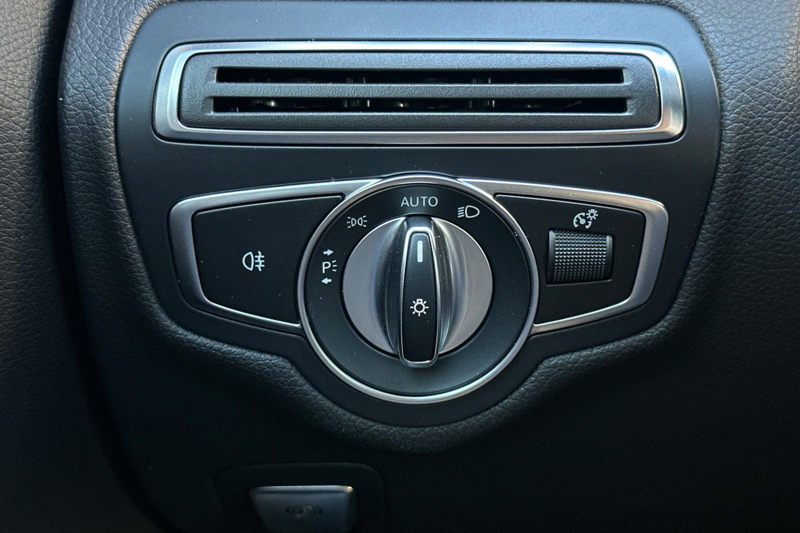 Used 2020 Mercedes-Benz C 300 Sedan image 28