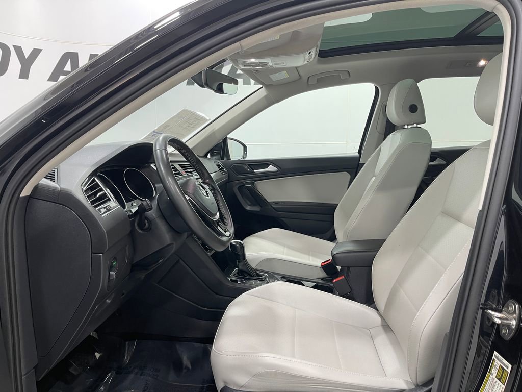 Used 2021 Volkswagen Tiguan SE w/ Panoramic Sunroof Package image 11