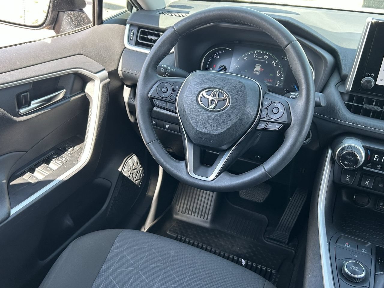 Used 2024 Toyota RAV4 XLE AWD/4WD image 17