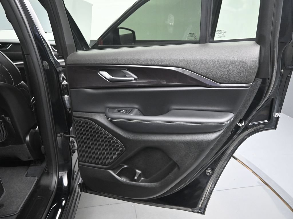 Used 2023 Jeep Grand Cherokee Altitude AWD/4WD image 16