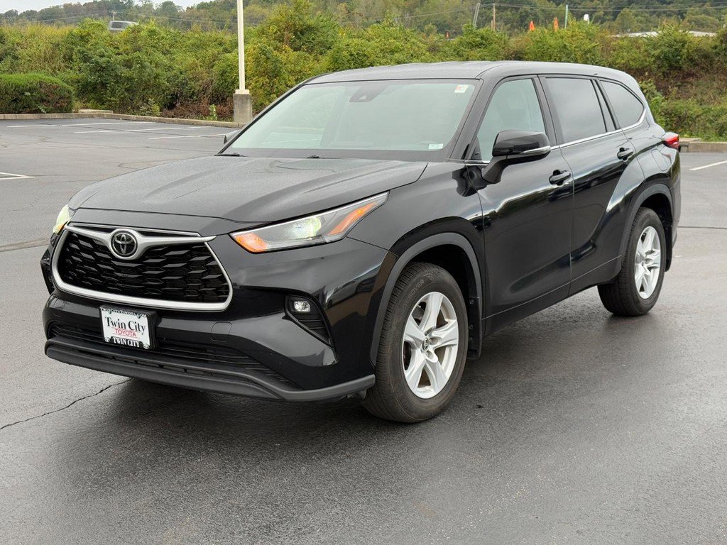Used 2023 Toyota Highlander LE image 9