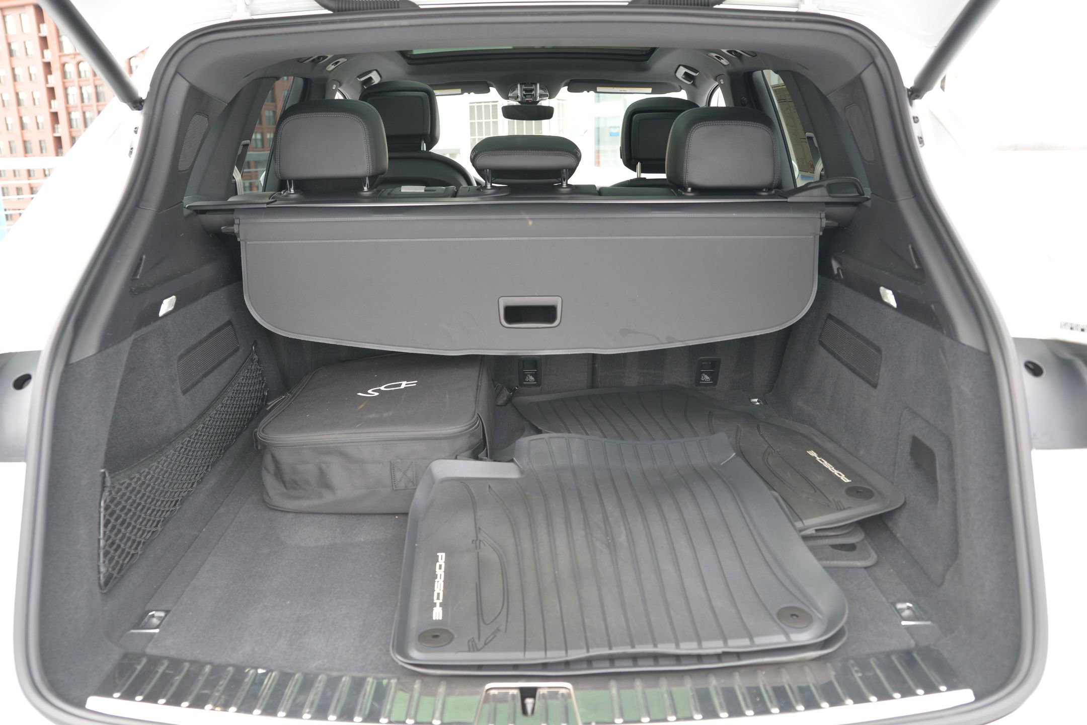 Certified 2022 Porsche Cayenne Platinum Edition image 28