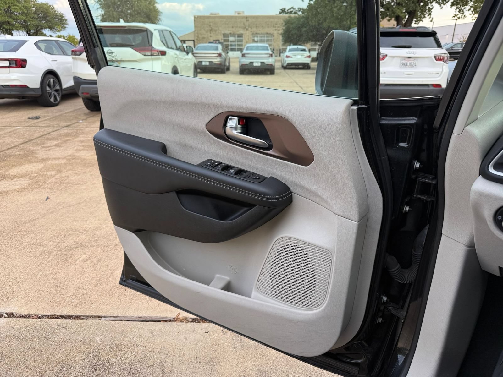 Used 2023 Chrysler Voyager LX FWD image 18