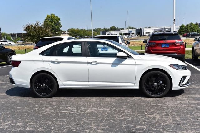 Used 2025 Volkswagen Jetta SE w/ Sunroof Package FWD image 5
