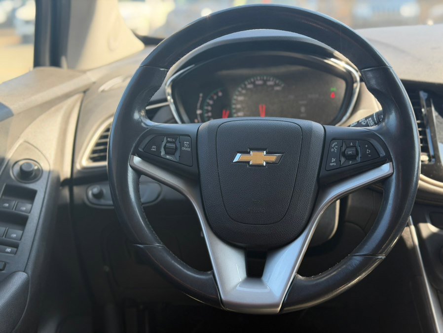 Used 2020 Chevrolet Trax LT w/ LT Convenience Package AWD/4WD image 17