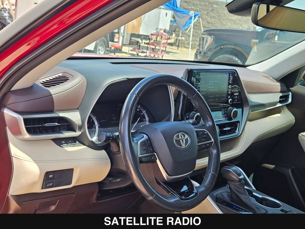 Used 2021 Toyota Highlander XLE AWD/4WD image 13