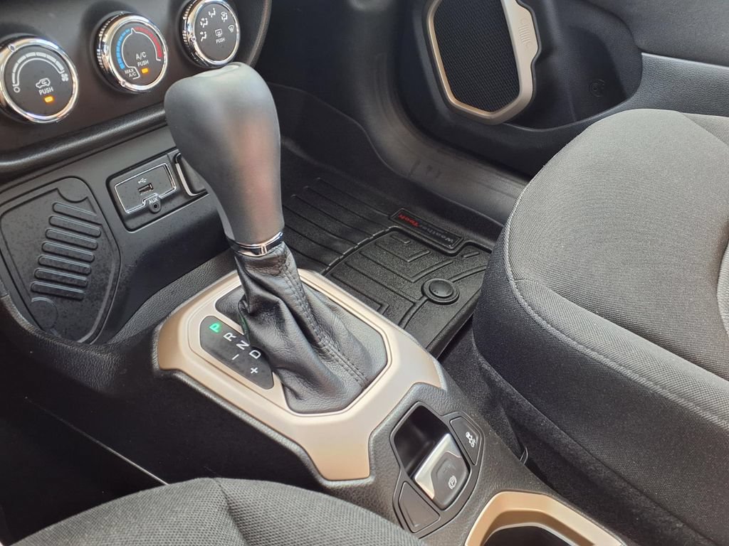 Used 2015 Jeep Renegade Latitude FWD image 18