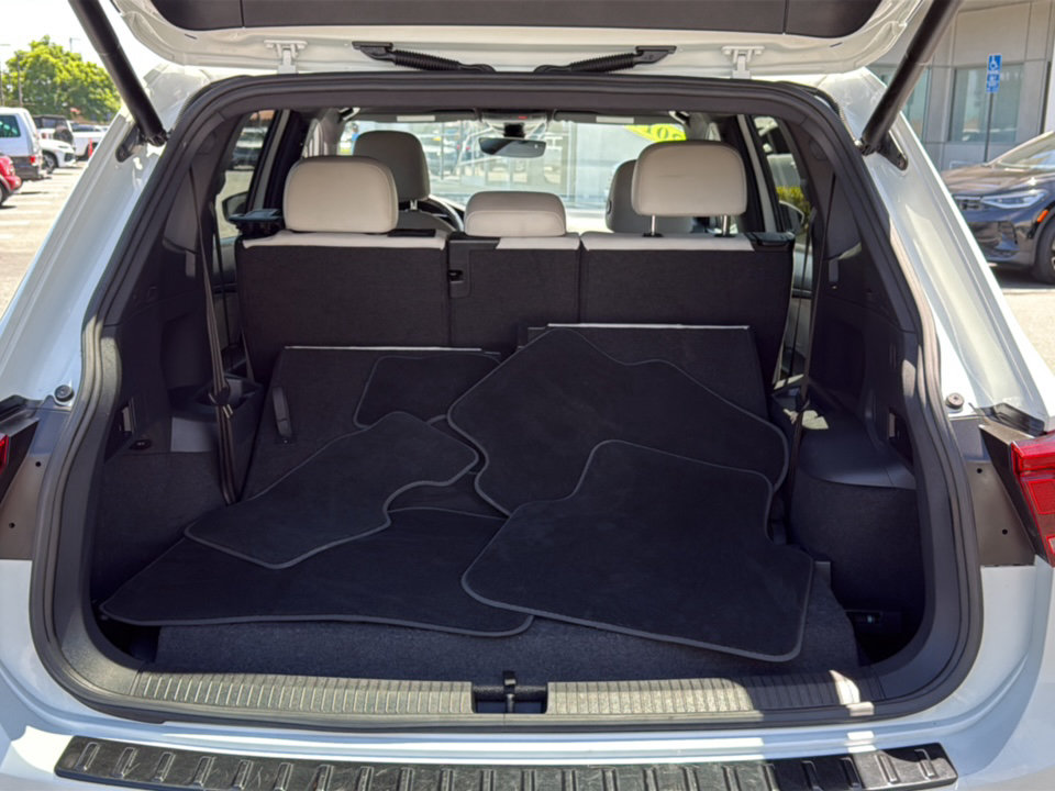Used 2019 Volkswagen Tiguan SEL Premium R-Line w/ 3rd Row Seat Package AWD/4WD image 11