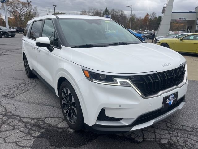 Used 2024 Kia Carnival EX image 3