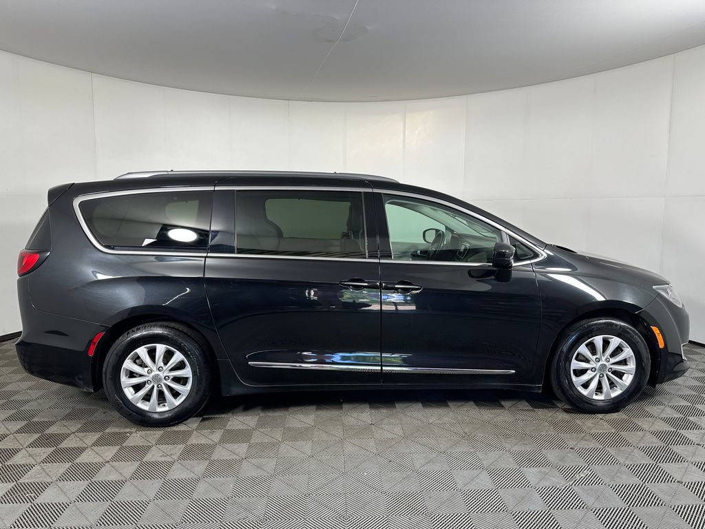 Used 2018 Chrysler Pacifica Touring-L FWD image 6