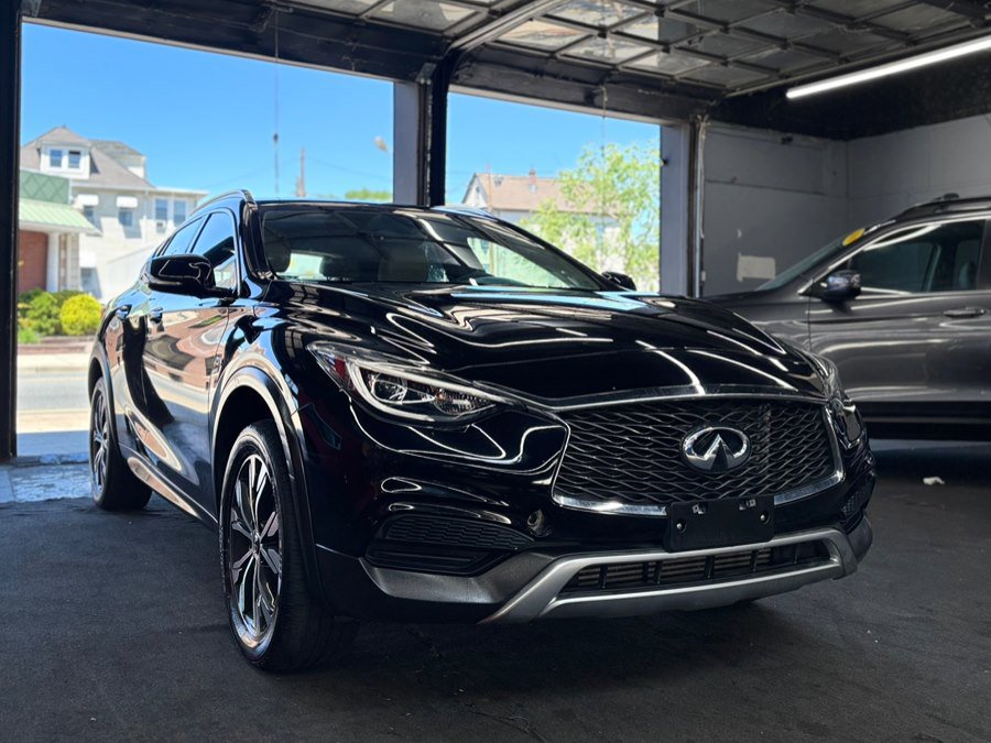 Used 2018 INFINITI QX30 AWD w/ Cargo Package image 3