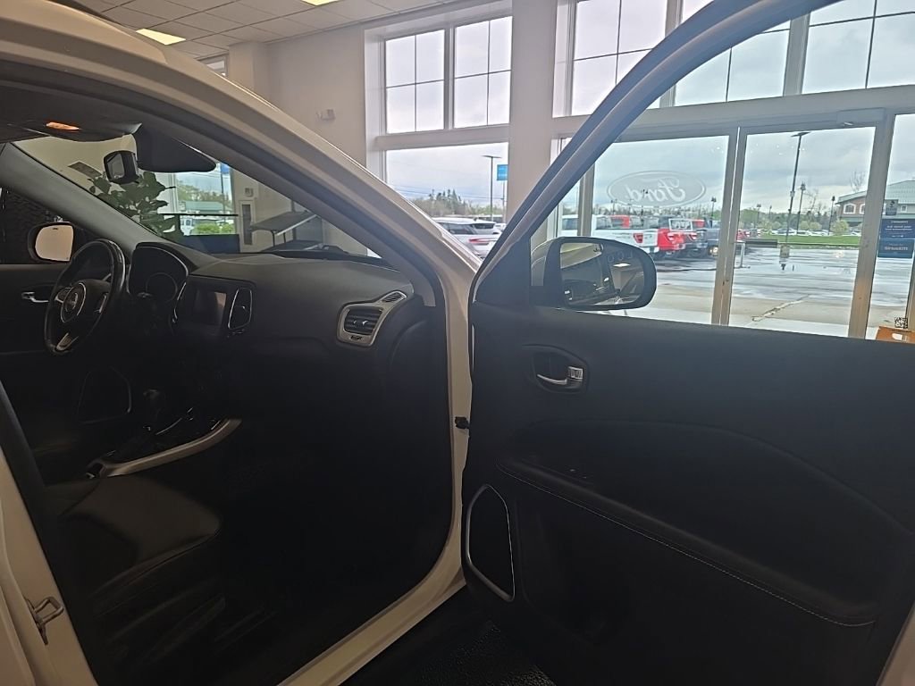 Used 2020 Jeep Compass Latitude w/ Cold Weather Group AWD/4WD image 35