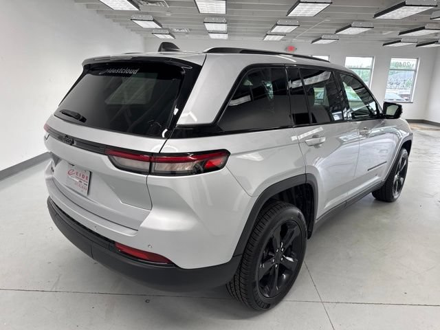 Used 2023 Jeep Grand Cherokee Altitude AWD/4WD image 15