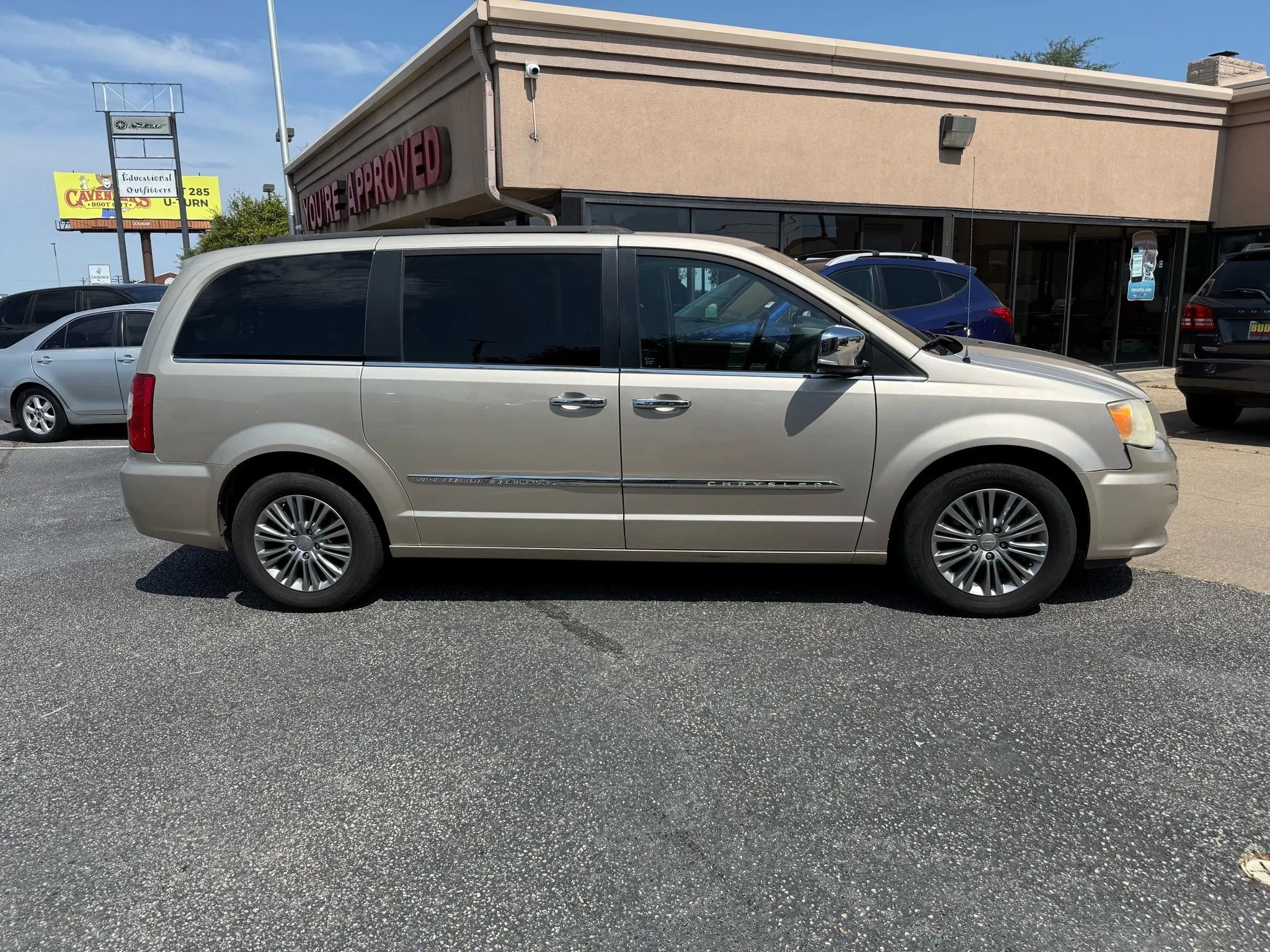 Used 2014 Chrysler Town & Country Touring-L w/ Driver Convenience Group image 4