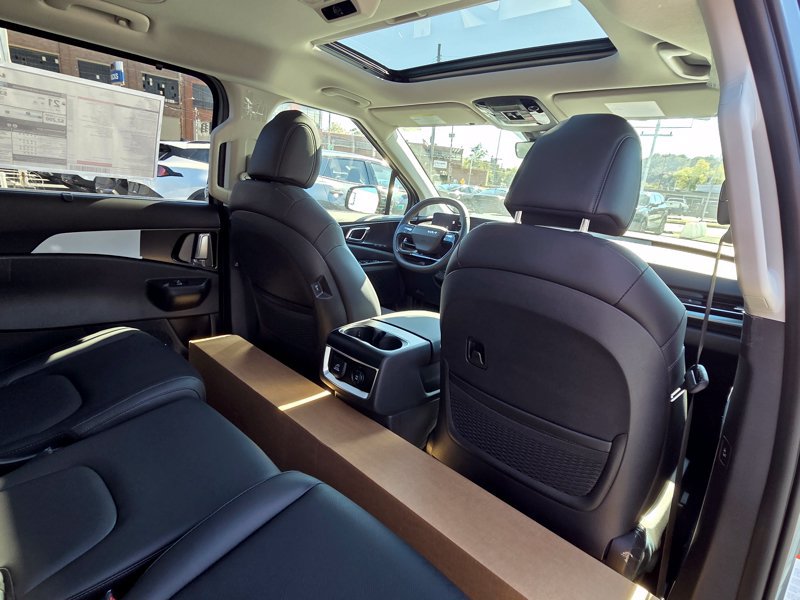 New 2027 Kia Carnival SX w/ Dark Edition Package FWD image 17