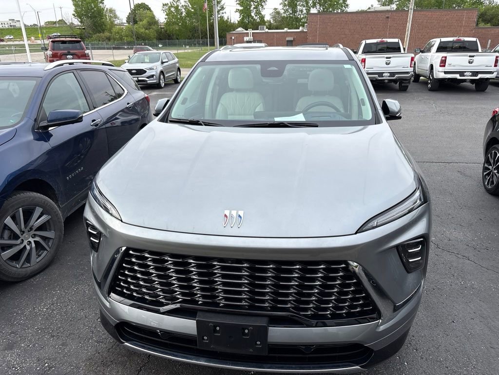 Used 2025 Buick Enclave Avenir AWD/4WD image 1