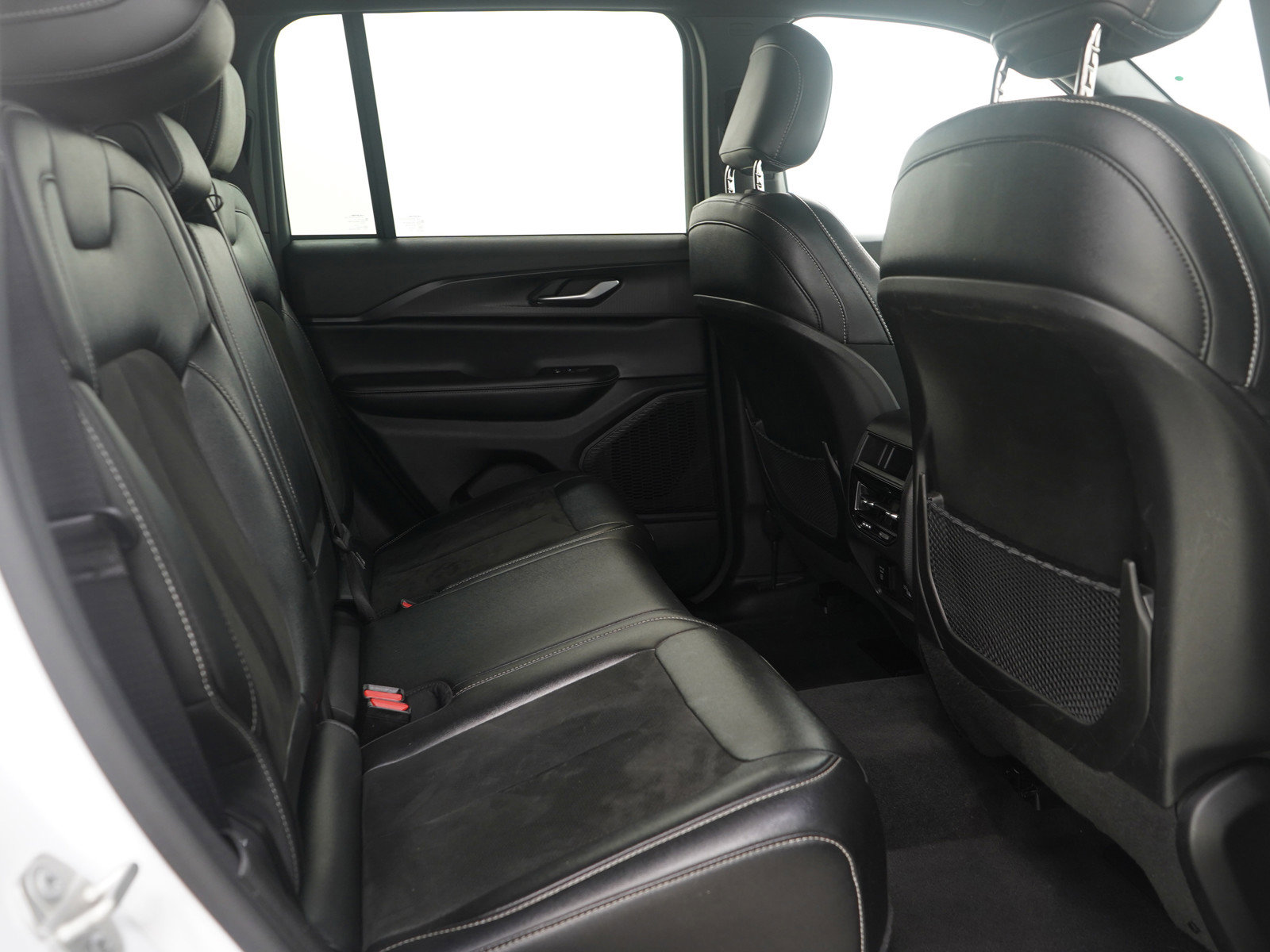 Used 2024 Jeep Grand Cherokee Altitude image 14