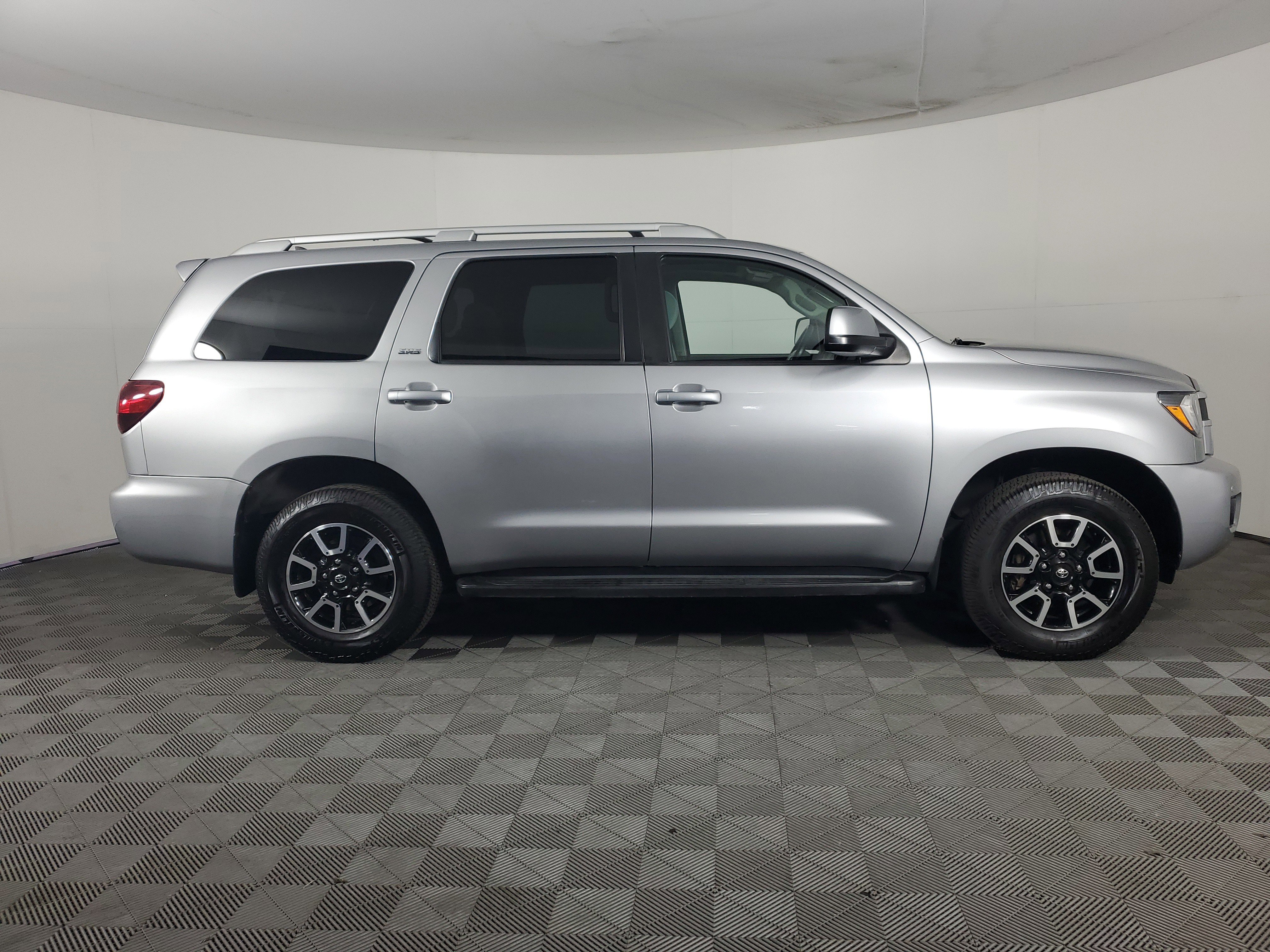 Used 2019 Toyota Sequoia SR5 AWD/4WD image 3