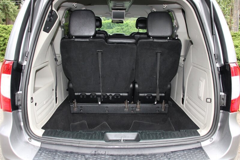 Used 2014 Chrysler Town & Country Touring FWD image 19