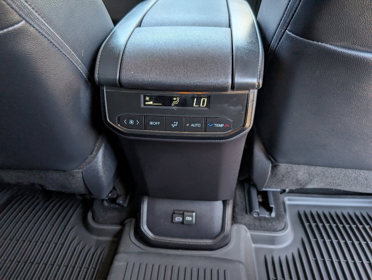 Used 2025 Toyota Highlander XLE image 8