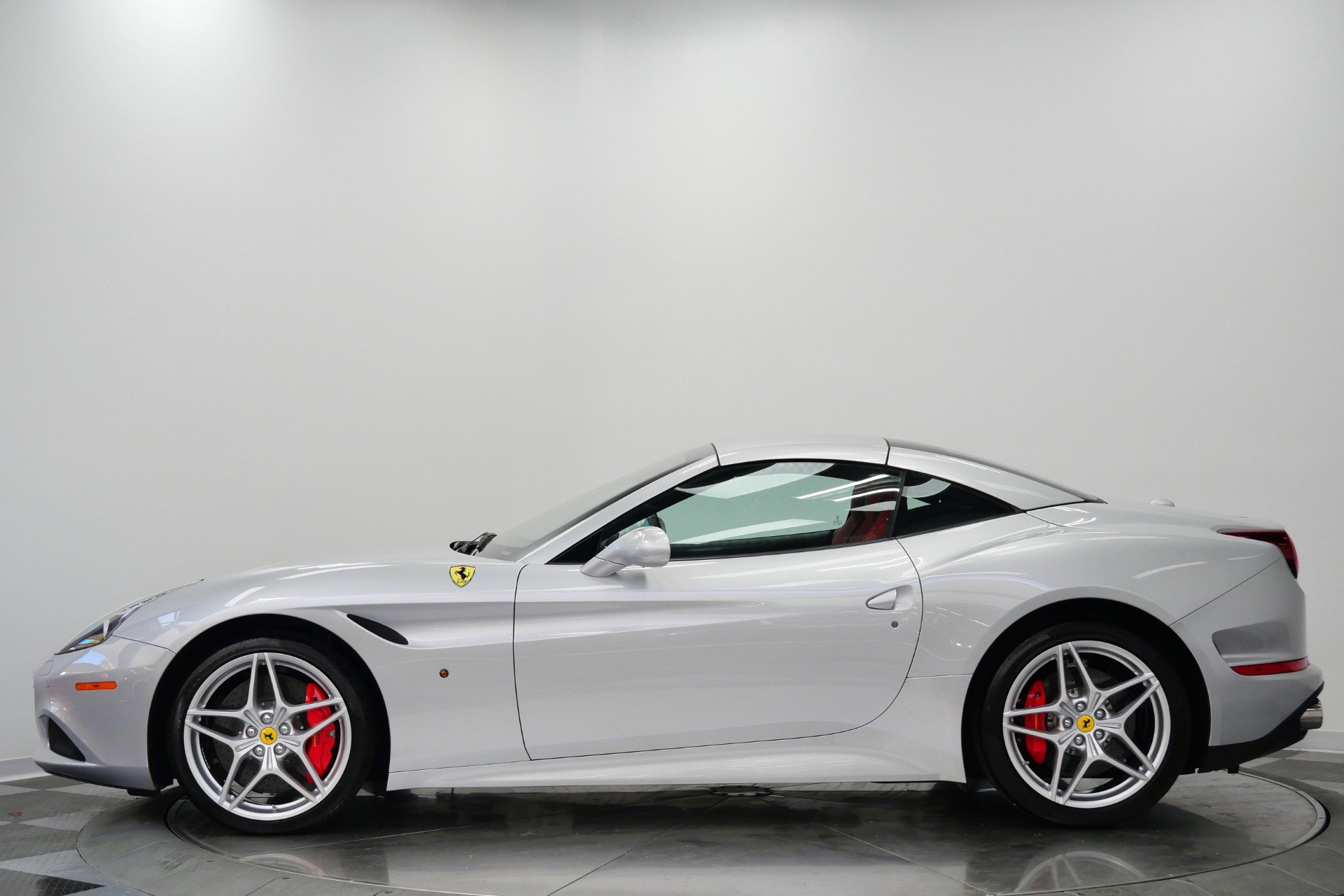 Used 2017 Ferrari California T RWD image 6