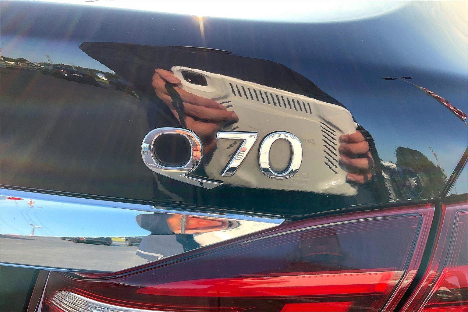 Used 2018 INFINITI Q70 Luxe w/ Cargo Package RWD image 9