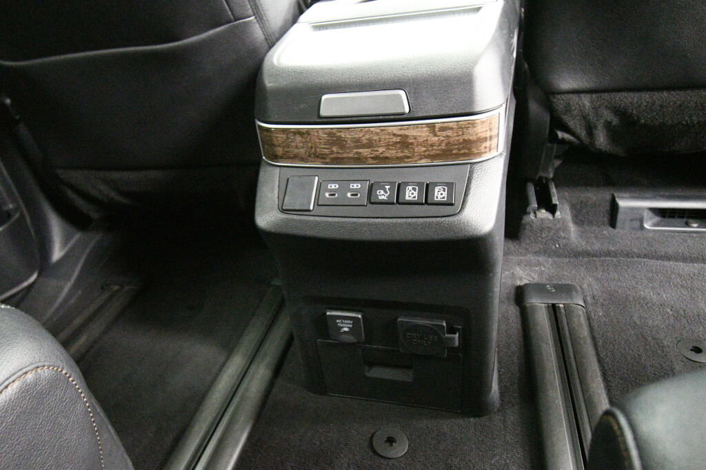 Used 2025 Toyota Sienna Platinum AWD/4WD image 28