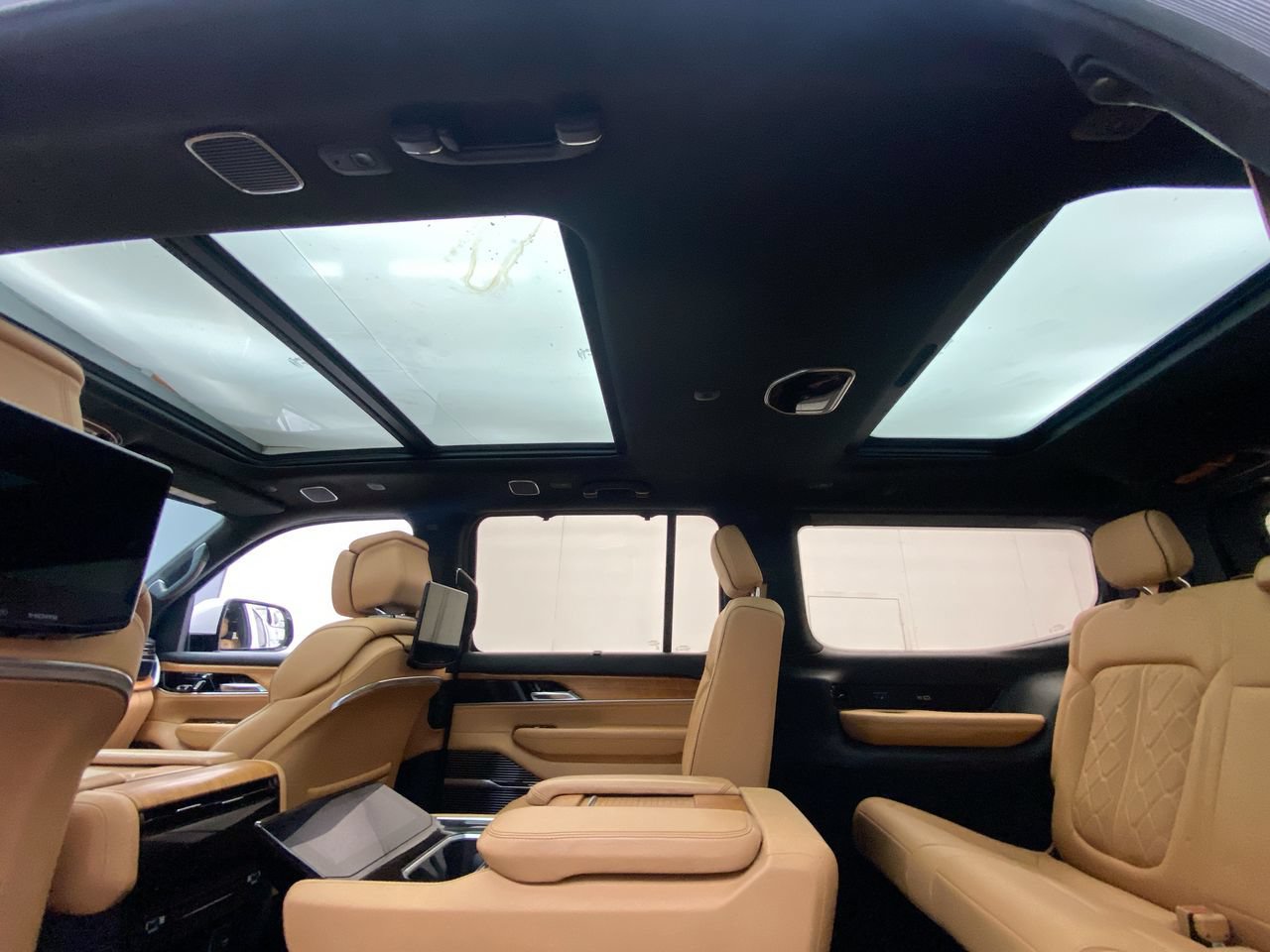 Used 2022 Jeep Grand Wagoneer Series III w/ Rear Seat Video Group 1 AWD/4WD image 23