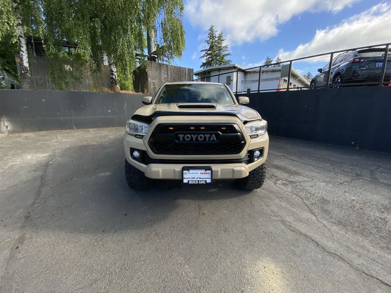 Used 2016 Toyota Tacoma TRD Sport w/ Towing Package AWD/4WD image 9