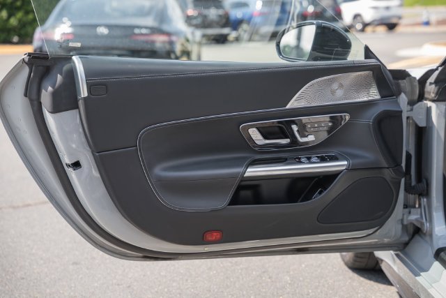 Used 2022 Mercedes-Benz SL 55 AMG 4MATIC w/ Driver Assistance Package image 40