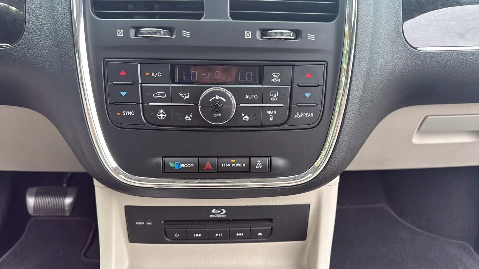 Used 2014 Chrysler Town & Country Limited w/ Luxury Group FWD image 16